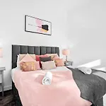 Luxury Apartment - Fast Wifi - Netflix - On Street Parking 1Br