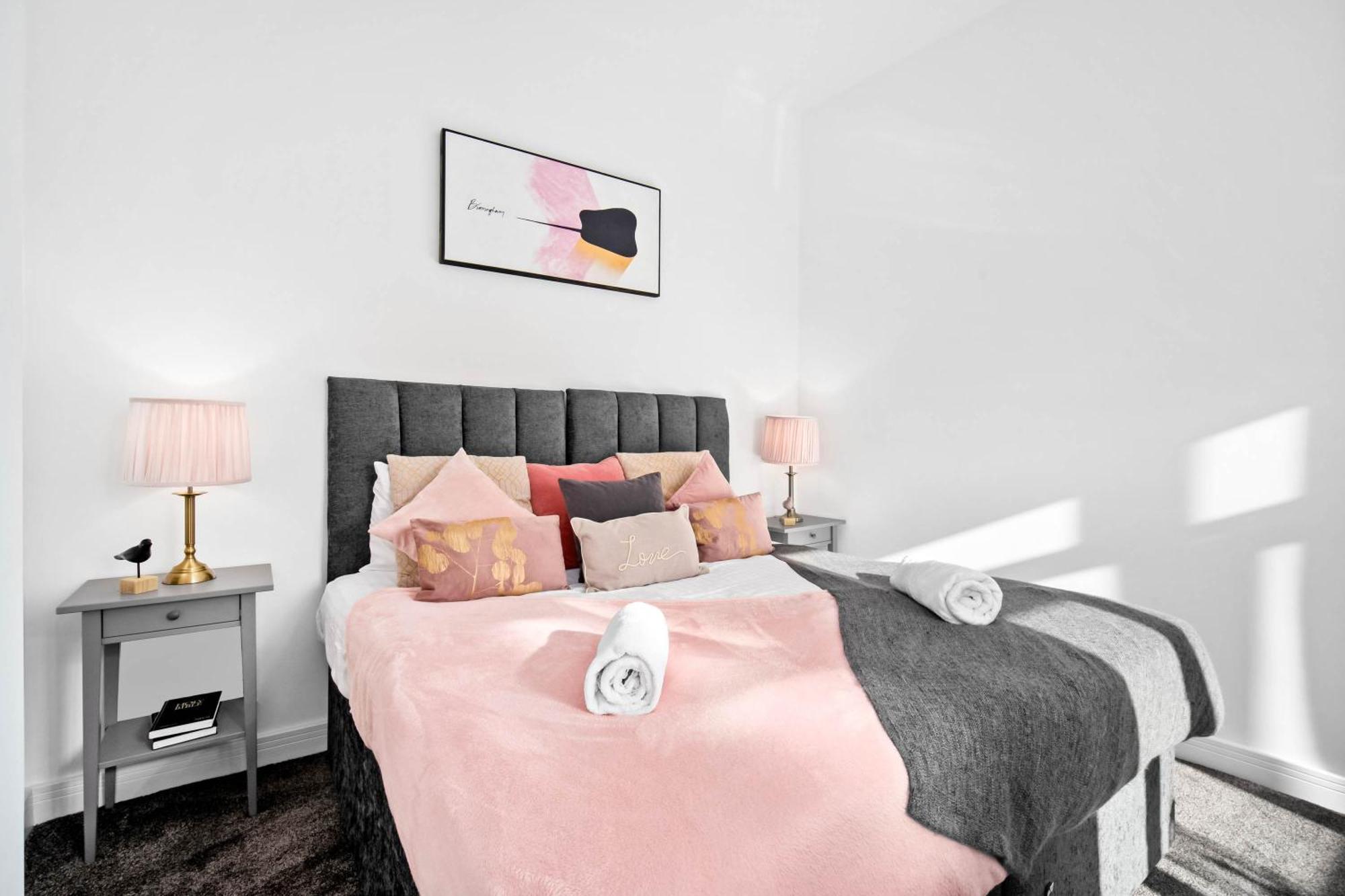 Luxury - Fast Wifi - Netflix - On Street Parking 1br Apartment