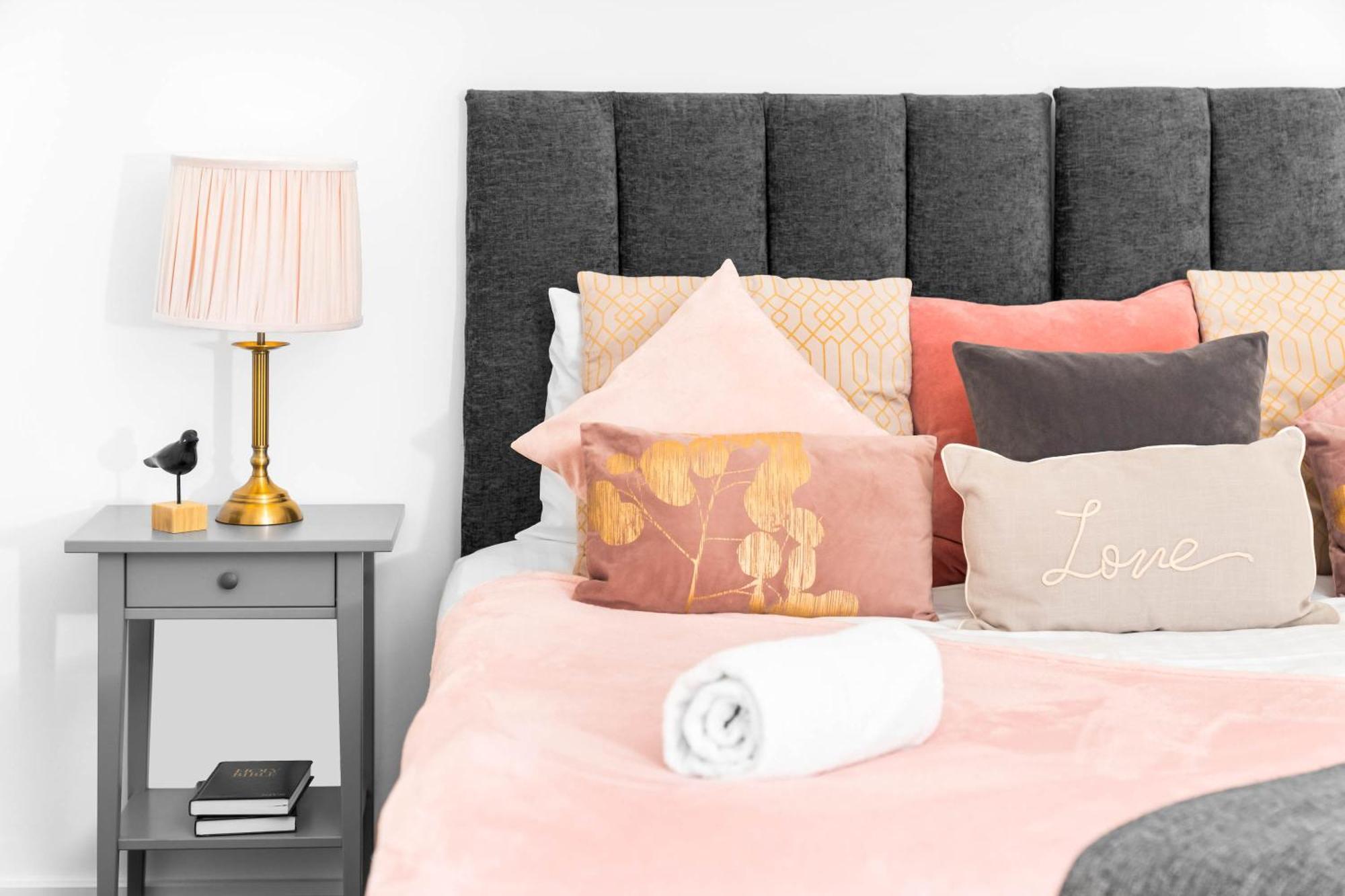 Luxury - Fast Wifi - Netflix - On Street Parking 1br Apartment